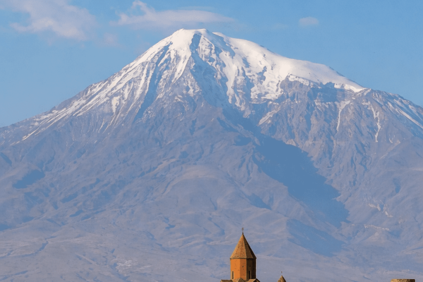 monastero di Khor Virap, in Armenia, con il Monte Ararat innevato sullo sfondo monastero di Khor Virap, in Armenia, con il Monte Ararat innevato sullo sfondo
